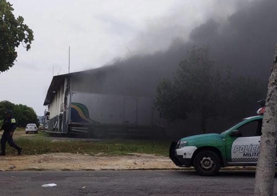 Incêndio atinge prédio policial - Foto: Reprodução/WhatsApp