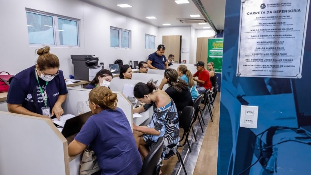 A Carreta da Defensoria conta com 10 guichês de atendimentos simultâneos