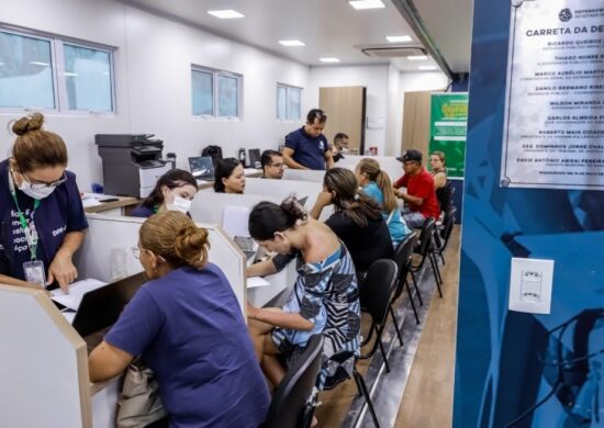 A Carreta da Defensoria conta com 10 guichês de atendimentos simultâneos