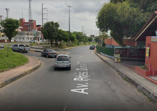 Homem caminhava pela praça quando criminosos o abordaram - Foto: Reproduçao/Google Maps