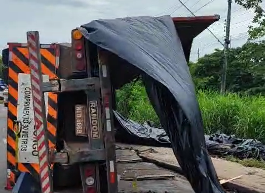 Carreta tombou na Zona Leste de Manaus - Foto: Reprodução/WhatsApp