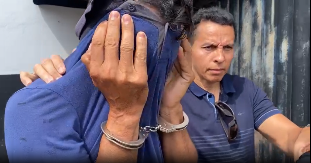 Acompanhado de um advogado, o homem se entregou na 5ª Central de Atendimento da Polícia Civil em Araguaína - Foto: Divulgação/ SSP -TO