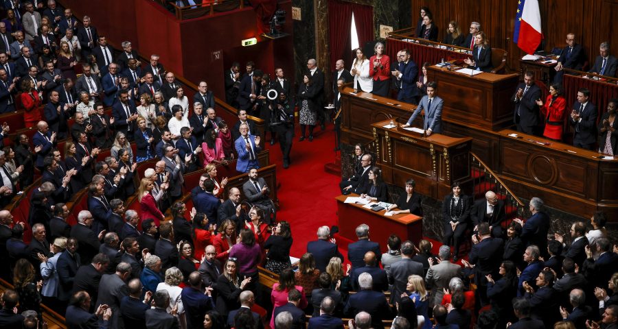 França se tornará o primeiro país a proteger explicitamente em sua Constituição a "liberdade garantida" das mulheres de realizar um aborto, após vários retrocessos na pauta - Foto: Thomas Padilla/Associated Press/Estadão Conteúdo