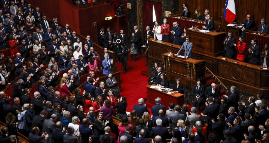 França se tornará o primeiro país a proteger explicitamente em sua Constituição a "liberdade garantida" das mulheres de realizar um aborto, após vários retrocessos na pauta - Foto: Thomas Padilla/Associated Press/Estadão Conteúdo