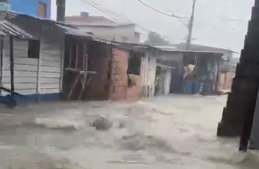 Manaus amanheceu sob forte chuva