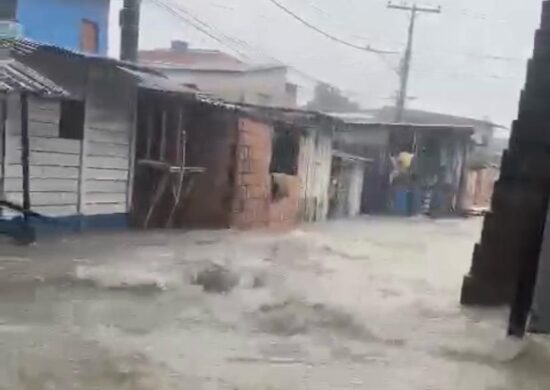 Manaus amanheceu sob forte chuva