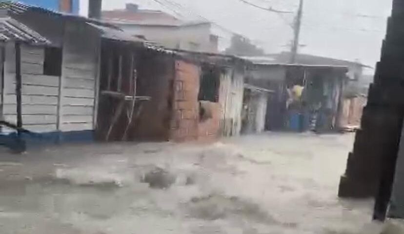 Manaus amanheceu sob forte chuva