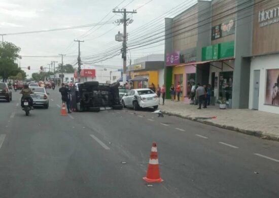 Motorista bêbado causa capotamento