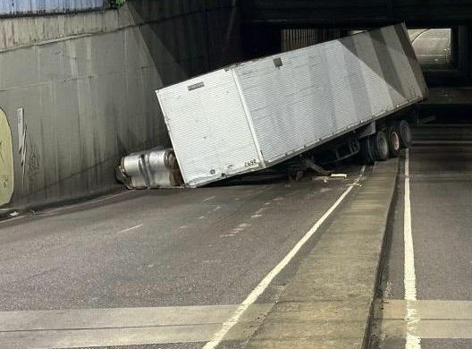 O contêiner se desprendeu de uma carreta e tombou no Complexo Viário