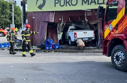 O motorista perdeu o controle do veículo e invadiu o local, que ficou totalmente destruído