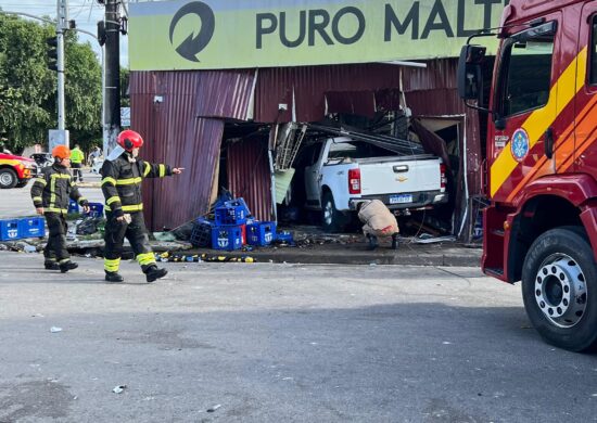 O motorista perdeu o controle do veículo e invadiu o local, que ficou totalmente destruído