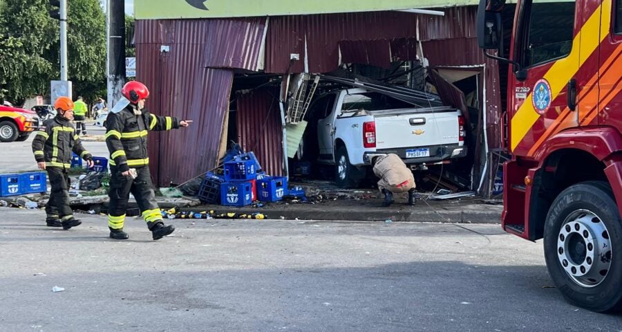 O motorista perdeu o controle do veículo e invadiu o local, que ficou totalmente destruído