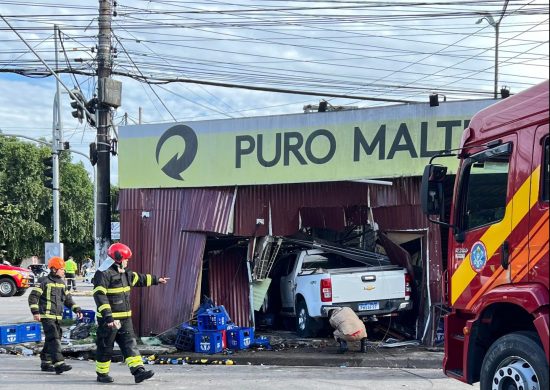 O motorista perdeu o controle do veículo e invadiu o local, que ficou totalmente destruído