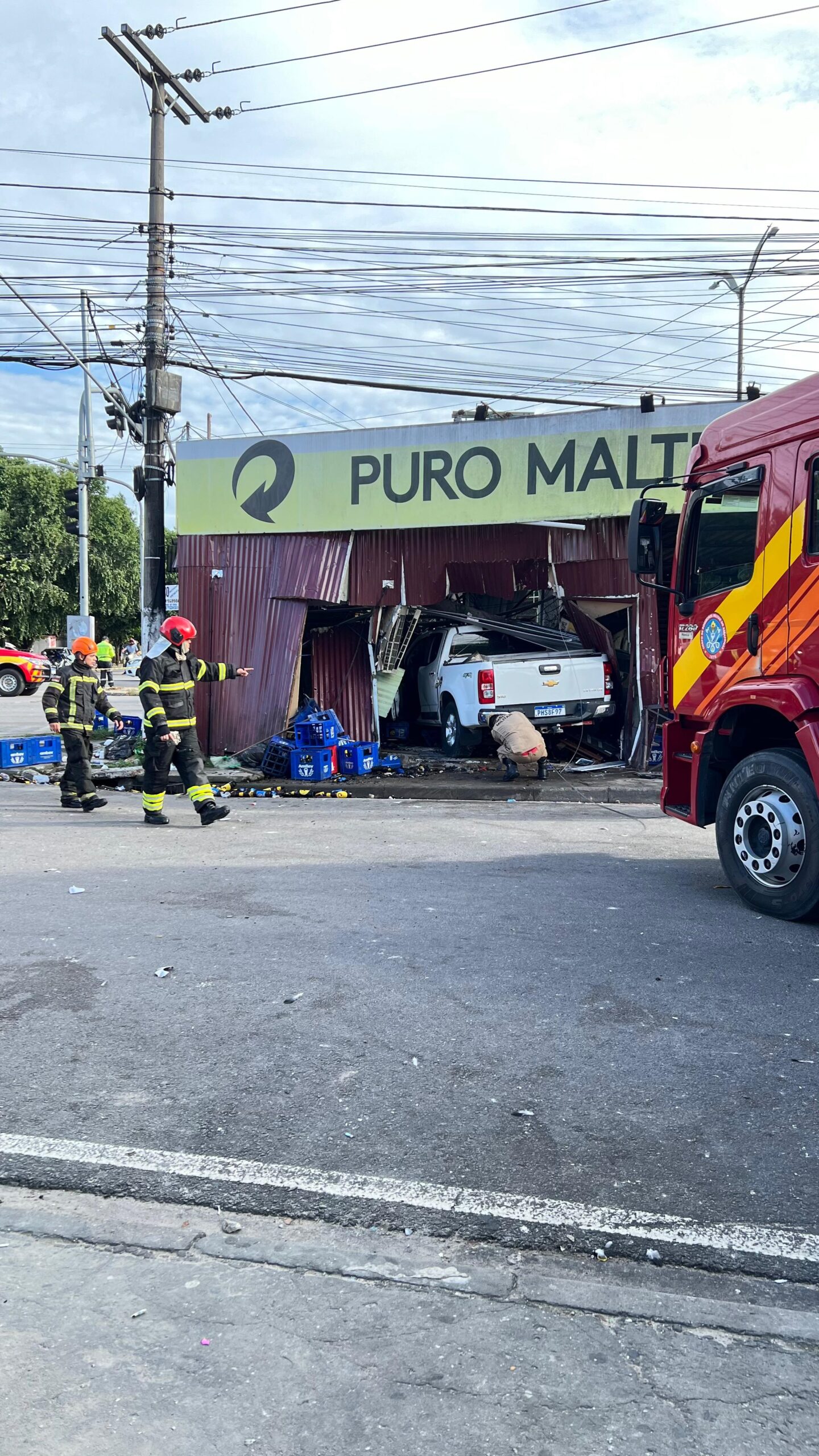 O motorista perdeu o controle do veículo e invadiu o local, que ficou totalmente destruído