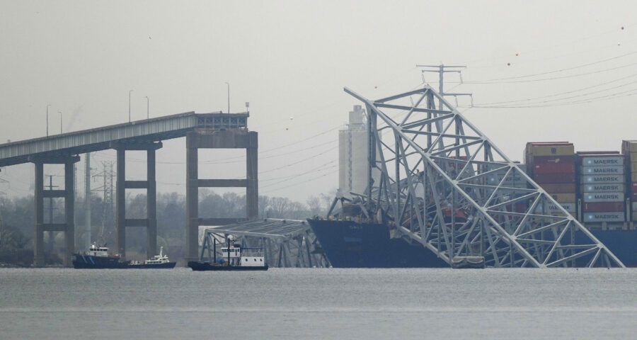 Vista do navio porta-contêineres em meio aos destroços da ponte Francis Scott Key, em Baltimore, no estado americano de Maryland, nesta quarta-feira (27) - Foto: Matt Rourke/Associated Press/Estadão Conteúdo