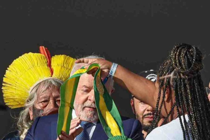 Presidente da Centicoop-DF, ALine Sousa, colocando a faixa presidencial em Lula -Foto: Ricardo Sturckert/ PR