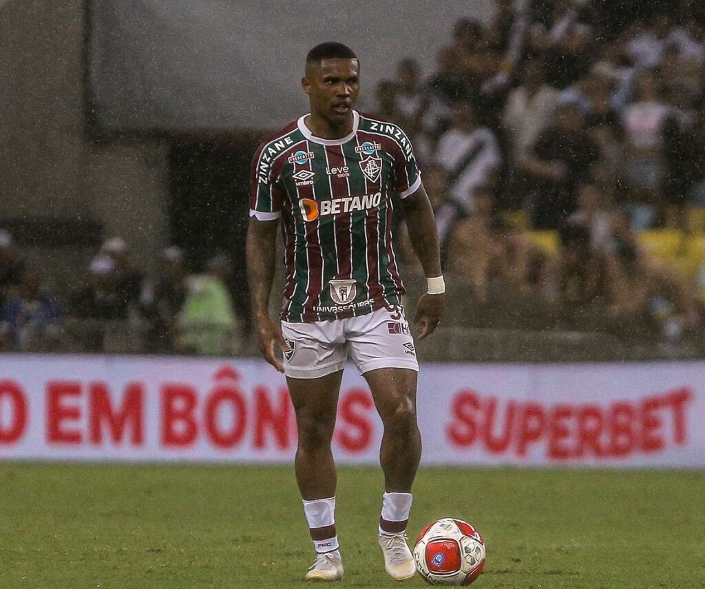 Douglas Costas é baixa confirmada no Fluminense - Foto: Lucas Merçon / FFC