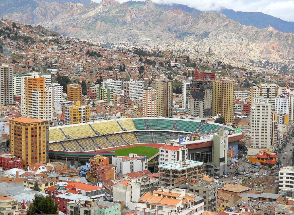 Estádio Hernando Siles, em La Paz, está a 3.600 metros acima do nível do mar - Foto: Flickr / @psyberartist