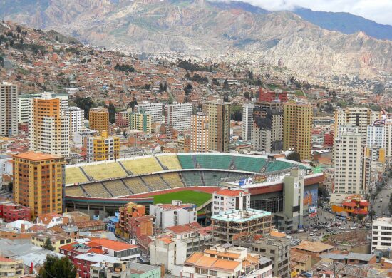 Estádio Hernando Siles, em La Paz, a 3.600 metros acima do nível do mar - Foto: Flickr / @psyberartist