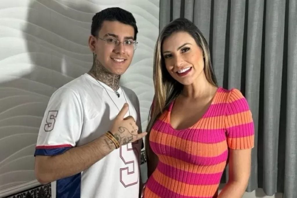 Andressa Urach ao lado do filho, Arthur