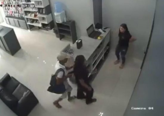 Assaltante ‘chega como cliente’ e rouba loja em Boa Vista; veja vídeo