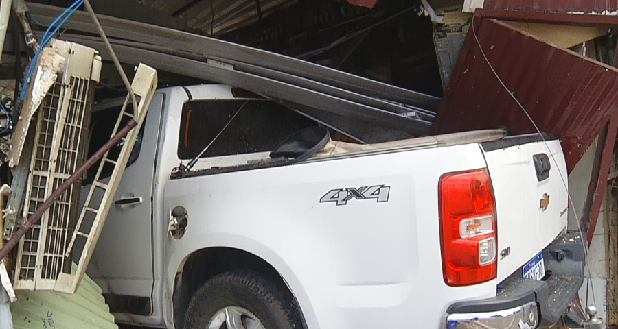 Carro invade bar, no bairro Cidade Nova, em Manaus - Foto: TV Norte/GNC