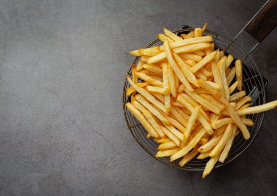 Batata frita em óleo reaquecido pode aumentar risco de demência. Imagem: Freepik