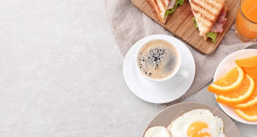 Café da manhã pode ajudar a emagrecer se for tomado cedo. Imagem: Freepik