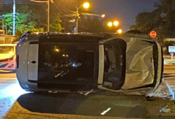 Carro invade preferencia é atingido por caminhonete e capota em Boa Vista