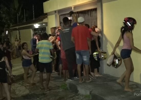 Jovem tem casa saqueada por vítimas de golpe em Manaus. Foto: reprodução/TV Norte Amazonas