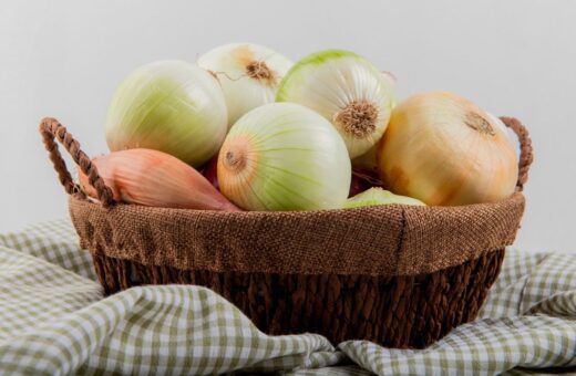 Consumo ideal de cebola é de 100 gramas por dia, crua ou cozida. Imagem: Freepik