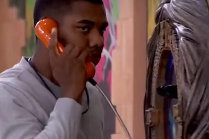 Davi atende o 5º telefonema do Big Fone - Foto: Reprodução/ Instagram @bbb