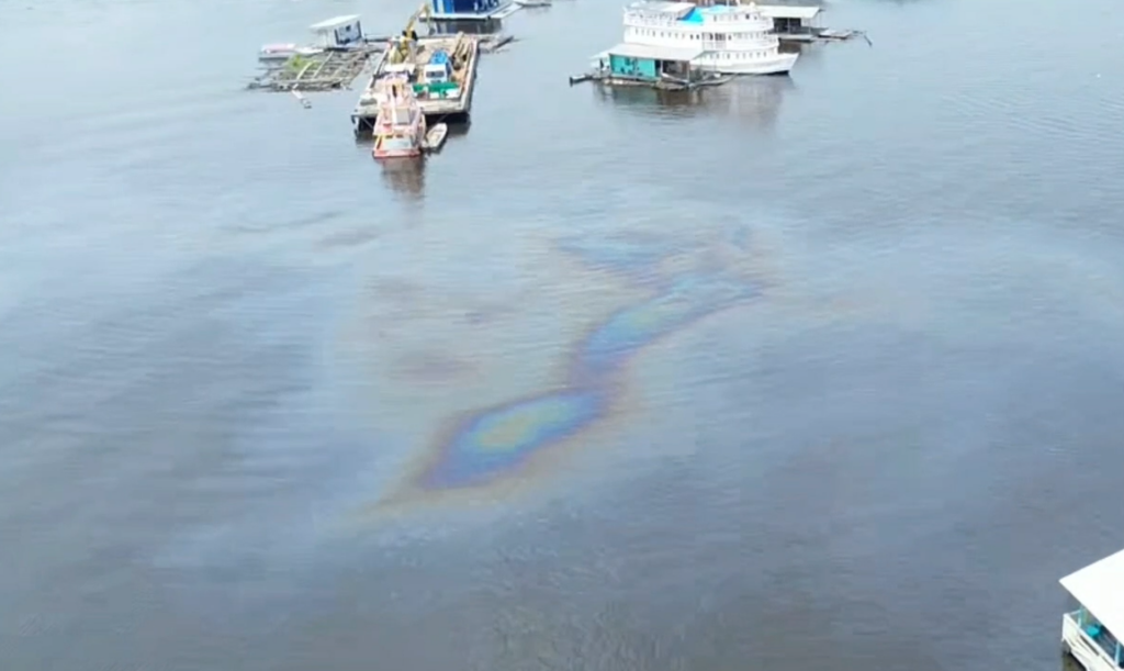 Mancha de rio é óleo é encontrada no Tarumã - Foto: Anderson Batista/TV Norte