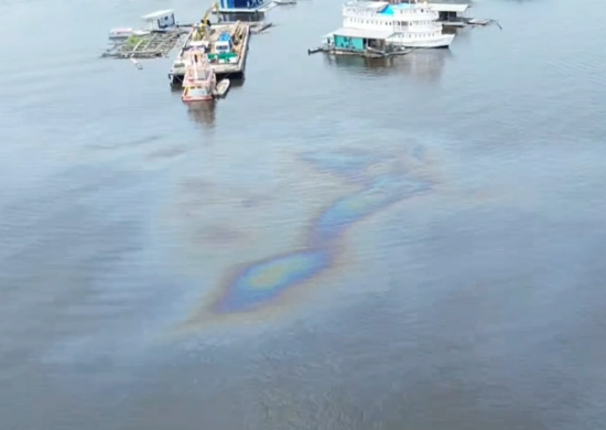 Mancha de rio é óleo é encontrada no Tarumã - Foto: Anderson Batista/TV Norte