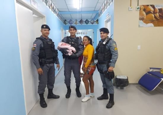 Mulher grávida estava na viatura policial quando deu à luz ao bebê - Foto: Reprodução/WhatsApp