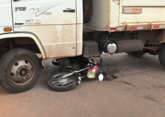 Motociclista vai parar debaixo de caminhão - Foto: Wendel Land