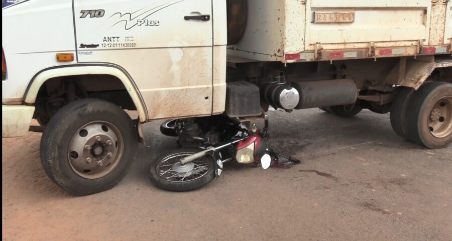 Motociclista vai parar debaixo de caminhão - Foto: Wendel Land