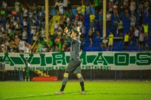 Terceiro goleiro em 2023, Vinicius agora é titular do Manaus e defendeu um pênalti na final do Barezão 2024 - Foto: Divulgação/FAF