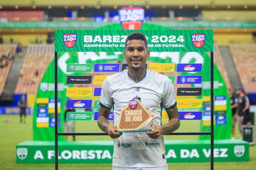 Autor do gol, Denis foi eleito o melhor jogador da final e ganhou o troféu "Caboco do Jogo" - Foto: Deborah Melo/FAF