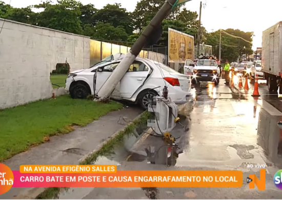 Carro colidiu com poste e muro - Foto: Reprodução/TV Norte Amazonas