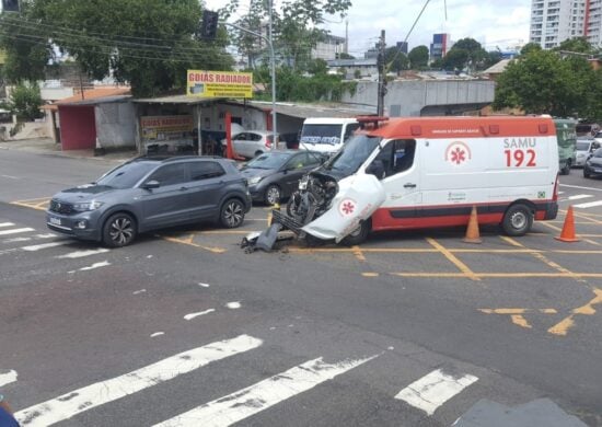 Com a colisão a ambulância ficou totalmente destruída