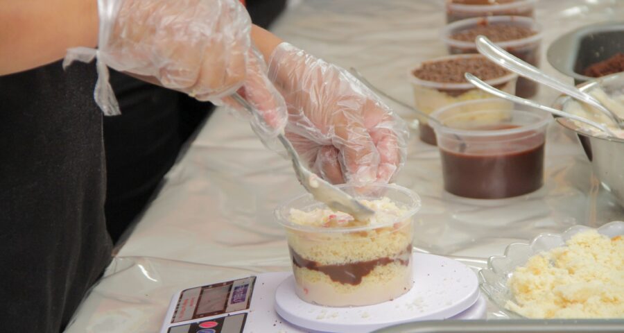 Cursos gratuitos - oficina de bolo de pote oferecido pela Escolegis - Foto Nonato Sousa