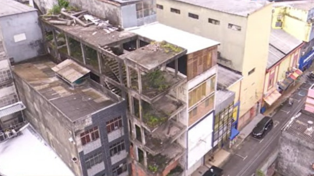 Prédio ameça desabar no Centro de Manaus - Foto: Reprodução/TV Norte