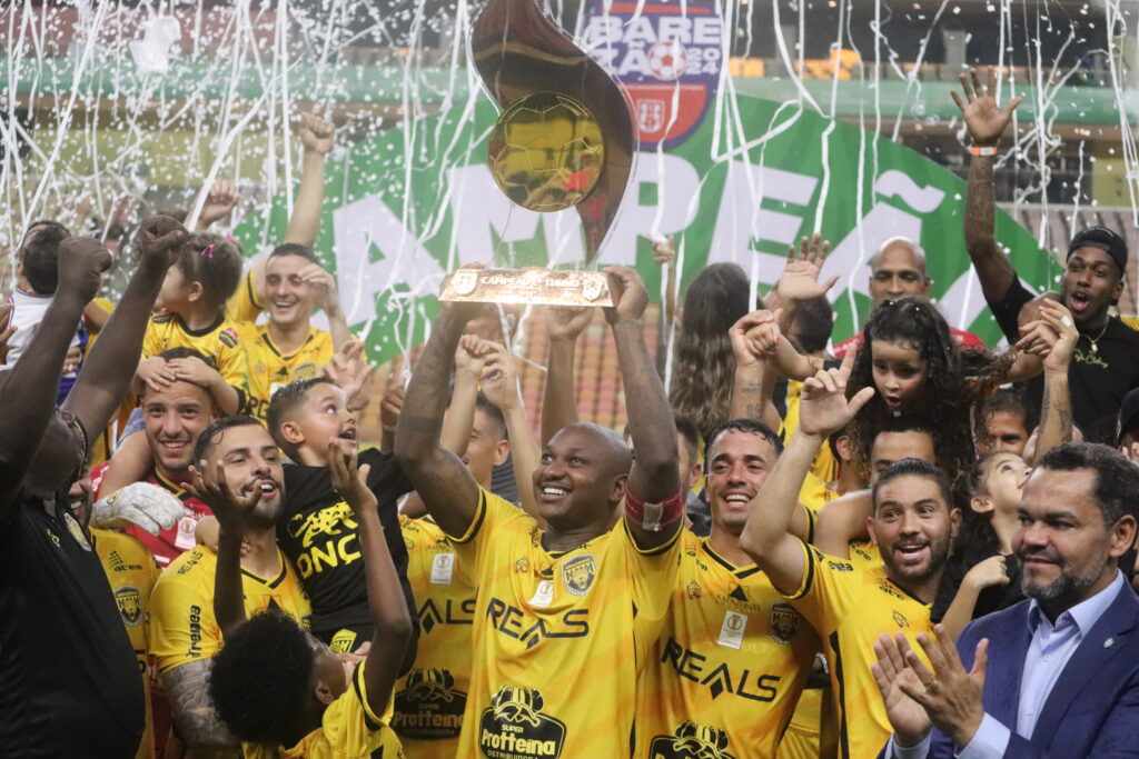 Sassá ergue o troféu de campeão do primeiro turno do Estadual - Foto: Cauê Pontes