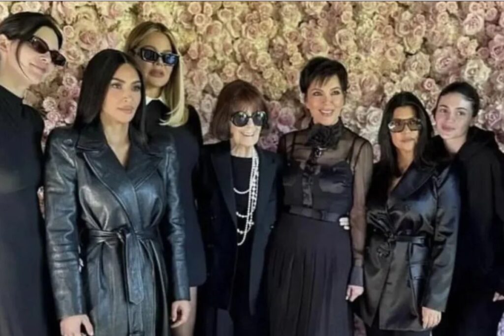 Foto que originou teoria mostra Kylie de moletom ao lado da família Kardashian. 

Reprodução: X @brenomorenu