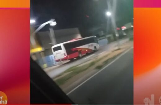No vídeo, é possível ver que o ônibus pertence à empresa Zenatur
