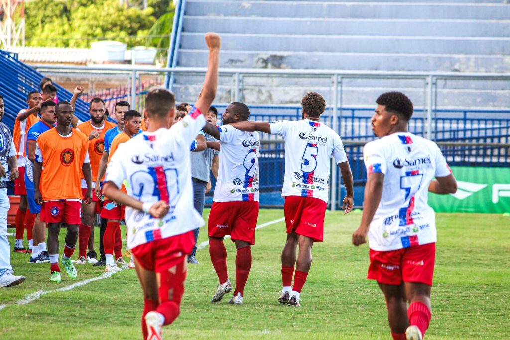 Após o gol de Léo Itaperuna, companheiros de equipes fizeram gesto em protesto contra o racismo sofrido pelo goleiro da equipe - Foto: Milly Barreto