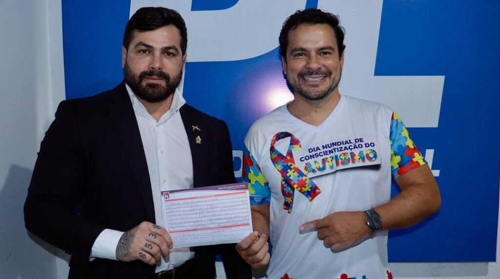 O vereador Capitão Carpê assinou a ficha de filiação acompanhado pelo pré-candidato à prefeitura de Manaus, deputado federal Alberto Neto - Foto: Reprodução/Instagram @plmanaus22