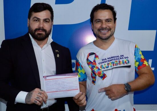 O vereador Capitão Carpê assinou a ficha de filiação acompanhado pelo pré-candidato à prefeitura de Manaus, deputado federal Alberto Neto - Foto: Reprodução/Instagram @plmanaus22