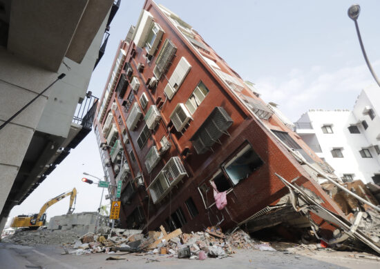 Detritos cercam um edifício que tombou parcialmente um dia após um forte terremoto atingir a cidade de Hualien, no leste de Taiwan, nesta quinta-feira, 4 de abril de 2024 - Foto: Chiang Ying-Ying/Associated Press/Estadão Conteúdo